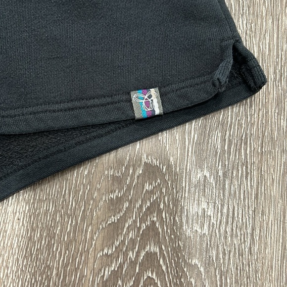 Two TNA shorts size XS - Picture 5 of 5